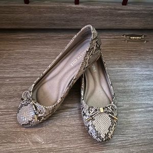Kenneth Cole flats. Size 6